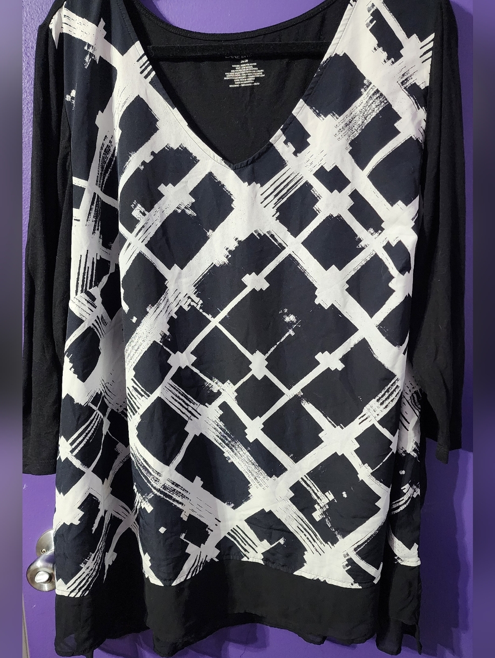 Lane Bryant Black & White V-Neck Graphic Pullover Top